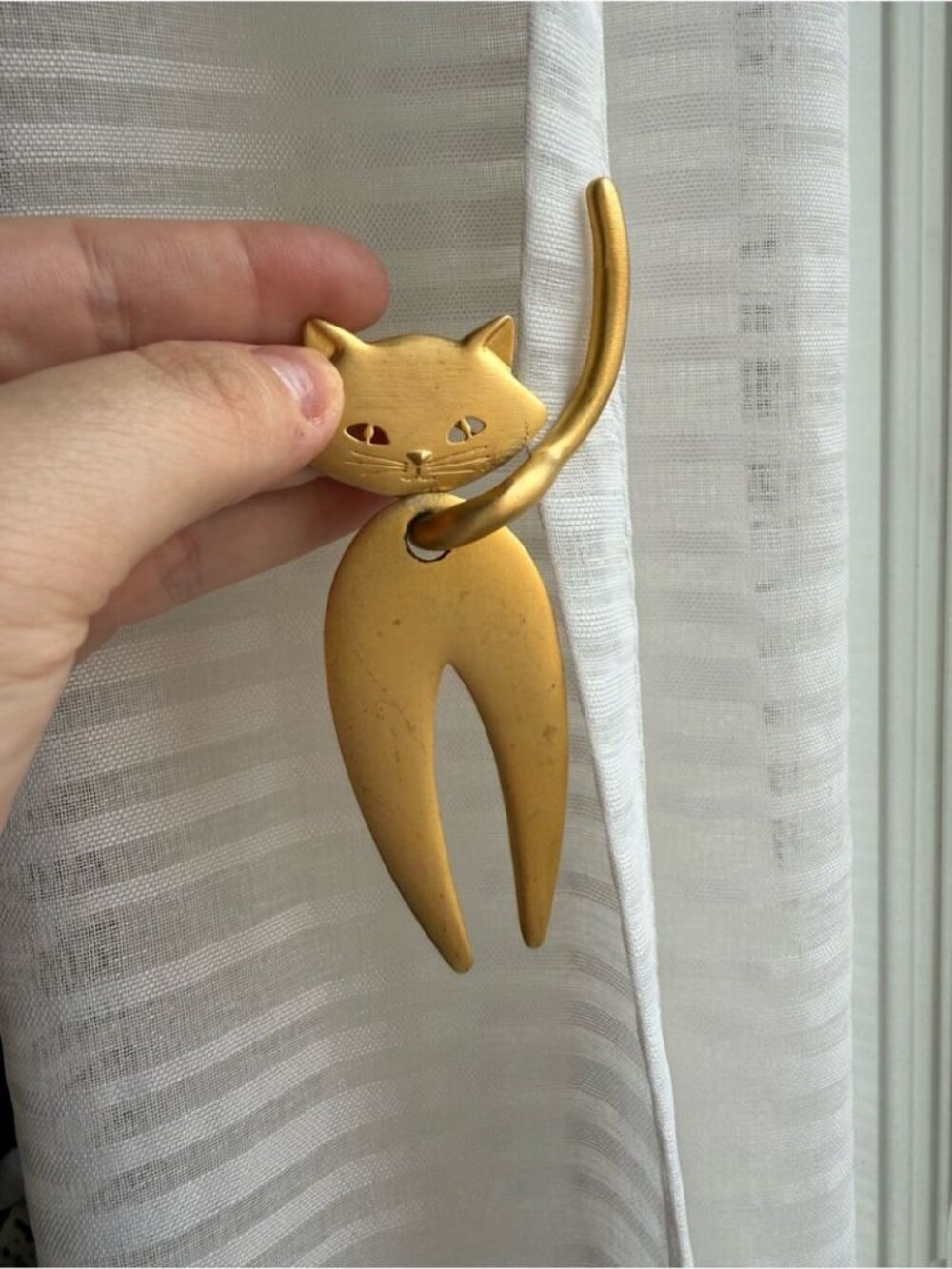JJ GOLD TONE SATIN FINISH CAT PIN MOVABLE DANGLING BROOCH 3.5" - Picture 2 of 5